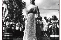 1988 - The Leelo Day of 1988 was held at Obinitsa. In 1986 a monument dedicated to all Seto „song mothers“ had been erected at Obinitsa. 
Photo: VK F 1302:11 F