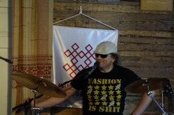 Järvelilli Rein Tuhkwizza bändi trummimehena Obinitsah. Urmi Evelini pilt